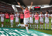ファン・サポーターと今季2度目の連勝を喜ぶ神戸の選手達【明治安田Ｊ１ 1st 第11節 名古屋vs神戸】