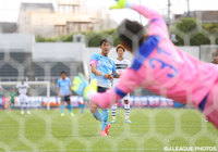 チームを今季2勝目へ導く決勝のPKを決めた吉田 明生（YS横浜）【明治安田Ｊ３ 第8節 YS横浜vsＦ東23】