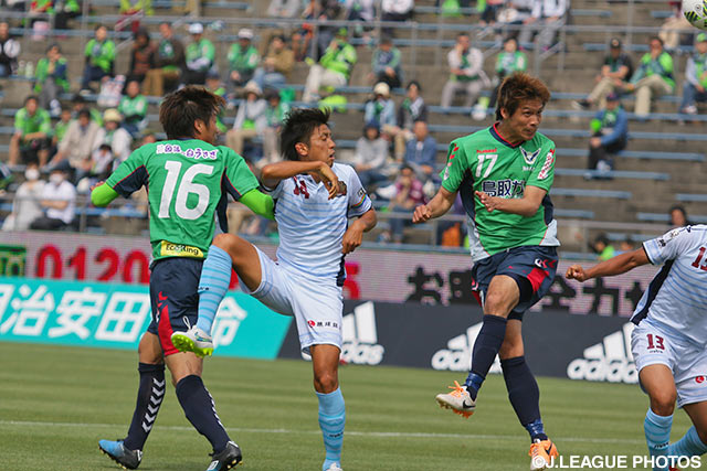 83分に今季初得点となる決勝ヘッドを決めた秋山 貴嗣（鳥取 #17）【明治安田Ｊ３ 第8節 鳥取vs琉球】