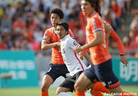 河本 裕之（大宮）のタイトなマークを受ける興梠 慎三（浦和）【明治安田Ｊ１ 1st 第11節 大宮vs浦和】