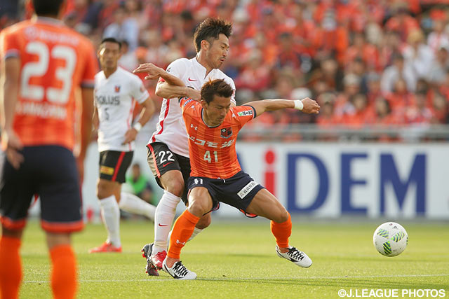 ポストを叩く惜しいシュートを放った家長 昭博（大宮）【明治安田Ｊ１ 1st 第11節 大宮vs浦和】