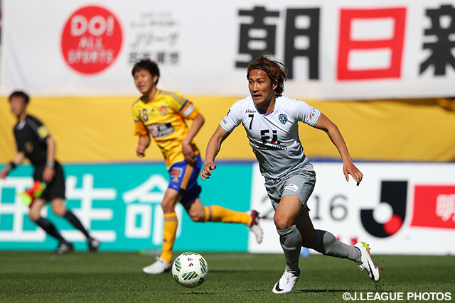 得意のドリブルで仕掛ける金森 健志（福岡）【明治安田Ｊ１ 1st 第11節 仙台vs福岡】