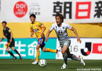 得意のドリブルで仕掛ける金森 健志（福岡）【明治安田Ｊ１ 1st 第11節 仙台vs福岡】