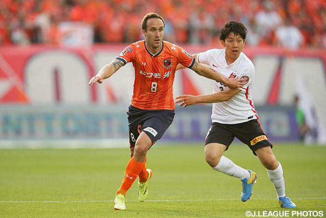 62分に投入されたドラガン ムルジャ（大宮）を抑え切った遠藤 航（浦和）【明治安田Ｊ１ 1st 第11節 大宮vs浦和】