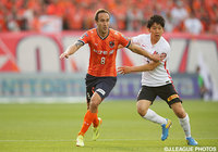 62分に投入されたドラガン ムルジャ（大宮）を抑え切った遠藤 航（浦和）【明治安田Ｊ１ 1st 第11節 大宮vs浦和】