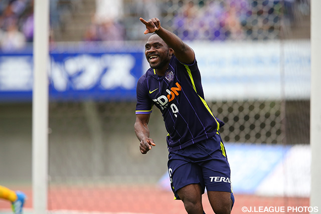 得点ランキング単独トップに立つ今季8点目のゴールを決めたピーター ウタカ（広島）【明治安田Ｊ１ 1st 第11節 広島vs鳥栖】