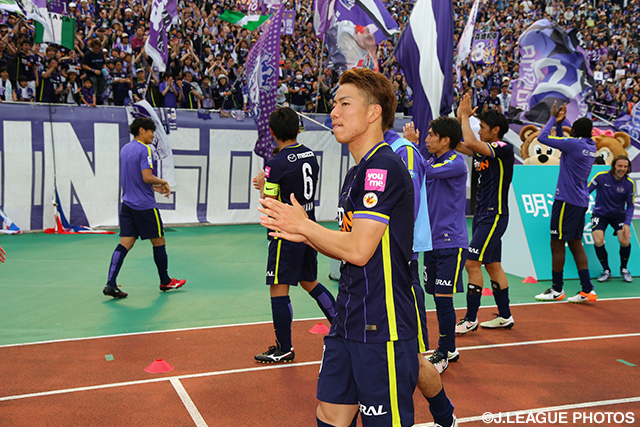 ホームでの快勝をファン・サポーターと喜ぶ広島の選手たち【明治安田Ｊ１ 1st 第11節 広島vs鳥栖】