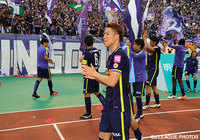 ホームでの快勝をファン・サポーターと喜ぶ広島の選手たち【明治安田Ｊ１ 1st 第11節 広島vs鳥栖】