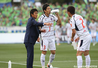 試合中に城福浩監督の指示を受ける森重 真人と徳永 悠平（FC東京）【明治安田Ｊ１ 1st 第11節 湘南vsFC東京】