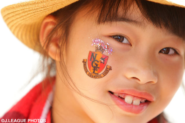 少女の頬に光る愛するクラブの象徴【明治安田Ｊ１ 1st 第11節 名古屋vs神戸】