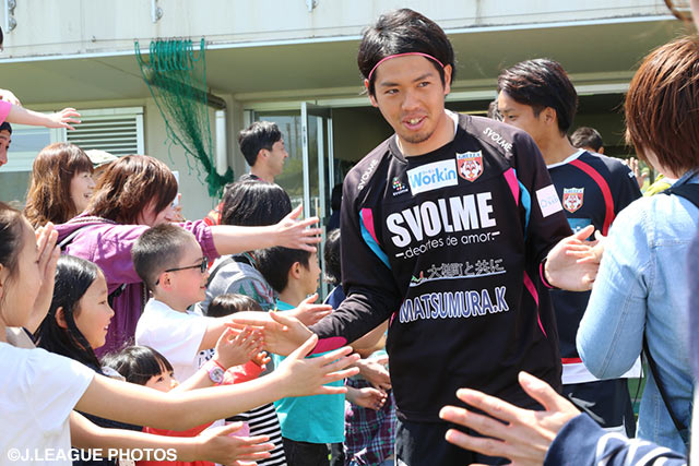 レディースデー、黄色い声援の中ウォームアップへ向かう益子選手とハイタッチ！【明治安田Ｊ３ 第8節 盛岡vs鹿児島】