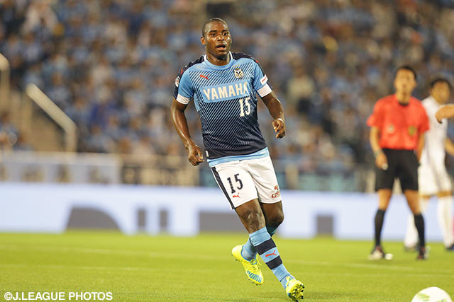 ヘディングシュートが惜しくもバーを叩いたアダイウトン（磐田）【明治安田Ｊ１ 1st 第11節 磐田vs鹿島】