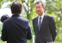 5月11日に熊本を訪問した村井 満Ｊリーグチェアマンは、練習冒頭で熊本の選手・スタッフへ激励の挨拶をしました【村井 満Ｊリーグチェアマンが熊本、大分を訪問】