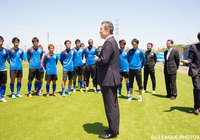 5月12日に大分を訪問した村井 満Ｊリーグチェアマンは、練習を終えた大分の選手・スタッフへ激励の挨拶をしました【村井 満Ｊリーグチェアマンが熊本、大分を訪問】