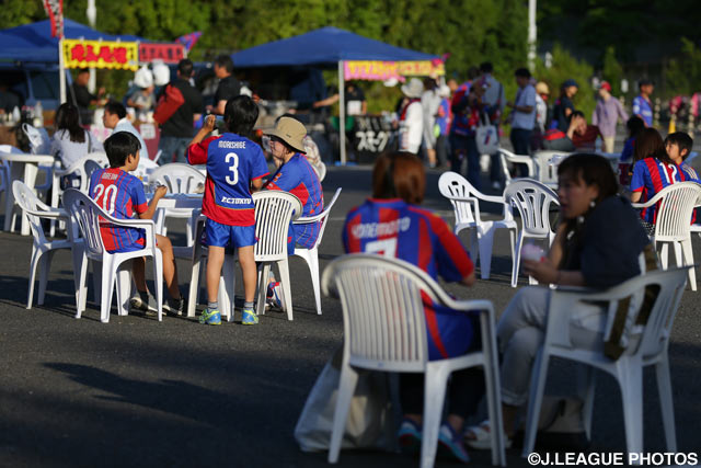 サッカー談義に花が咲く試合前の青赤横丁【明治安田Ｊ１ 1st 第12節 FC東京vs鳥栖】
