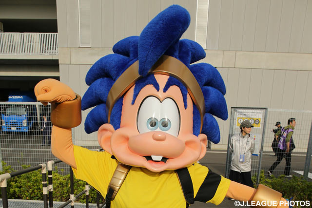 ガンバボーイが軽快な装いでスタジアムに登場【明治安田Ｊ１ 1st 第12節 Ｇ大阪vs磐田】