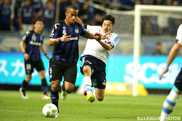 アデミウソン（Ｇ大阪）の突破をスライディングで阻止する松井 大輔（磐田）【明治安田Ｊ１ 1st 第12節 Ｇ大阪vs磐田】