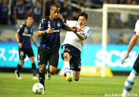 アデミウソン（Ｇ大阪）の突破をスライディングで阻止する松井 大輔（磐田）【明治安田Ｊ１ 1st 第12節 Ｇ大阪vs磐田】