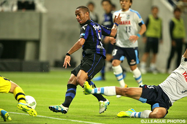 45分にGKの股を抜く同点ゴールを決めたアデミウソン（Ｇ大阪）【明治安田Ｊ１ 1st 第12節 Ｇ大阪vs磐田】
