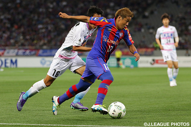 右サイドでドリブル突破を試みる河野 広貴（FC東京）【明治安田Ｊ１ 1st 第12節 FC東京vs鳥栖】