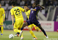 2試合連続ゴールを狙った得点ランキングトップのピーター ウタカ（広島）【明治安田Ｊ１ 1st 第12節 広島vs柏】