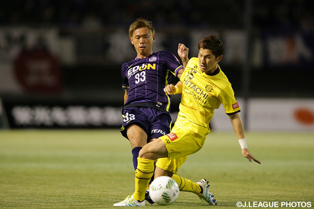 柏の攻撃を跳ね返す塩谷 司（広島）【明治安田Ｊ１ 1st 第12節 広島vs柏】