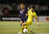 柏の攻撃を跳ね返す塩谷 司（広島）【明治安田Ｊ１ 1st 第12節 広島vs柏】