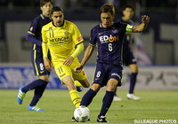 前線に楔のボールを入れる青山 敏弘（広島）【明治安田Ｊ１ 1st 第12節 広島vs柏】