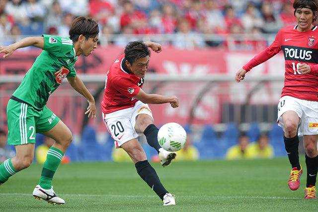 4月の月間MVPに輝いた李 忠成（浦和）がシュートを放つ【明治安田Ｊ１ 1st 第12節 浦和vs新潟】