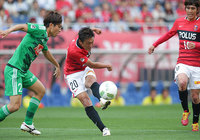 4月の月間MVPに輝いた李 忠成（浦和）がシュートを放つ【明治安田Ｊ１ 1st 第12節 浦和vs新潟】