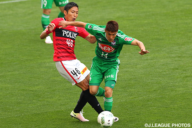 森脇 良太（浦和）の厳しいマークを受ける田中 達也（新潟）【明治安田Ｊ１ 1st 第12節 浦和vs新潟】