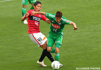 森脇 良太（浦和）の厳しいマークを受ける田中 達也（新潟）【明治安田Ｊ１ 1st 第12節 浦和vs新潟】