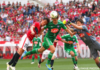 李 忠成（浦和）のヘッドを間一髪で阻止した増田 繁人（新潟）【明治安田Ｊ１ 1st 第12節 浦和vs新潟】