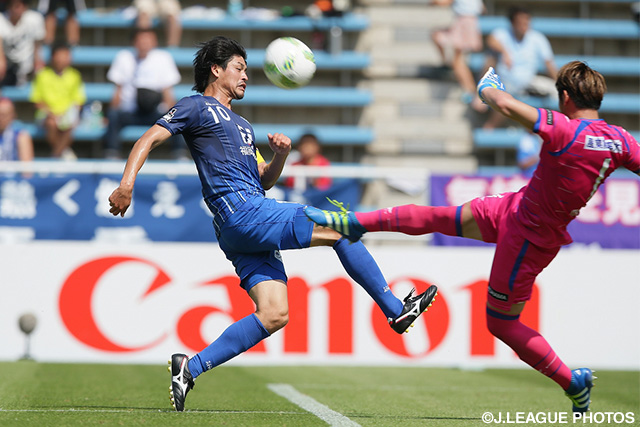 果敢な飛び出しで城後 寿（福岡）のシュートを許さなかった村山 智彦（湘南）【明治安田Ｊ１ 1st 第12節 福岡vs湘南】