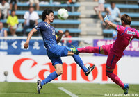 果敢な飛び出しで城後 寿（福岡）のシュートを許さなかった村山 智彦（湘南）【明治安田Ｊ１ 1st 第12節 福岡vs湘南】