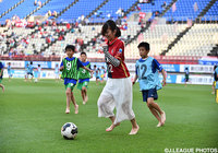 ピッチの上で裸足になり、子供たちとボールを蹴る女子マネ佐藤 美希【明治安田Ｊ１ 1st 第12節 鹿島vs横浜FM】