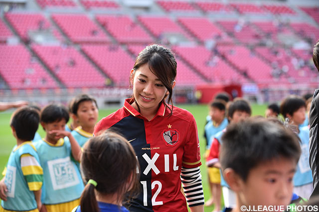 子供たちに優しい表情を向ける女子マネ佐藤 美希【明治安田Ｊ１ 1st 第12節 鹿島vs横浜FM】