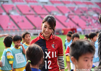 子供たちに優しい表情を向ける女子マネ佐藤 美希【明治安田Ｊ１ 1st 第12節 鹿島vs横浜FM】
