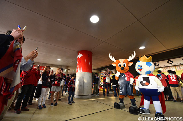 しかお君とＪリーグキングが揃うと人だかりが…両方とも大人気！【明治安田Ｊ１ 1st 第12節 鹿島vs横浜FM】
