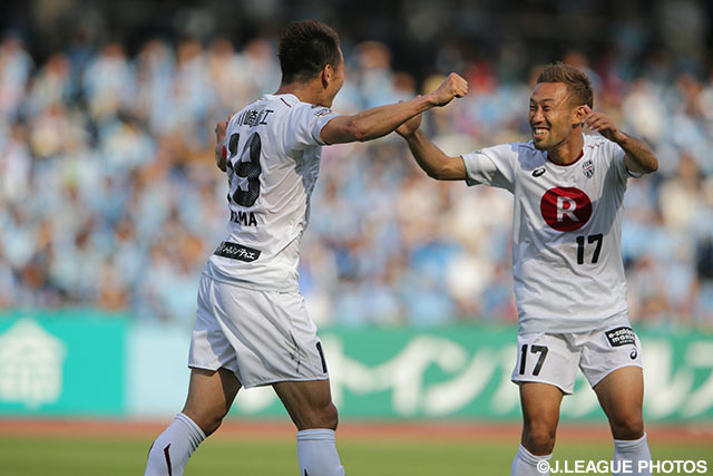 前半終了間際に渡邉 千真（左）のFKが決まって先制した神戸【明治安田Ｊ１ 1st 第12節 川崎Ｆvs神戸】