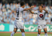 前半終了間際に渡邉 千真（左）のFKが決まって先制した神戸【明治安田Ｊ１ 1st 第12節 川崎Ｆvs神戸】