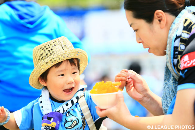 スタジアムグルメを楽しむ川崎Ｆサポーター【明治安田Ｊ１ 1st 第12節 川崎Ｆvs神戸】