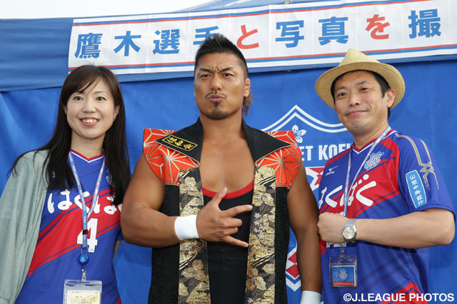 中銀スタではドラゴンゲートプロレスの鷹木信悟さんが1日PR隊長に就任【明治安田Ｊ１ 1st 第12節 甲府vs名古屋】