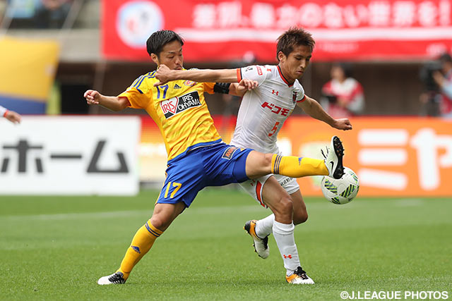 中盤で火花を散らす富田 晋伍（仙台）と沼田 圭悟（大宮）【明治安田Ｊ１ 1st 第12節 仙台vs大宮】