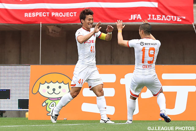 巧みなボレーシュートで決勝点を決めた家長 昭博（大宮）【明治安田Ｊ１ 1st 第12節 仙台vs大宮】