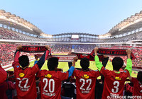 タオルマフラーを掲げてチームを鼓舞する鹿島のファン・サポーター【明治安田Ｊ１ 1st 第12節 鹿島vs横浜FM】