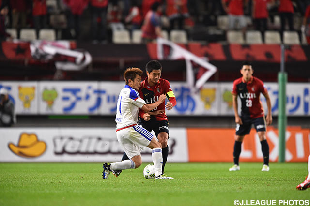 中盤で齋藤 学（横浜FM）と小笠原 満男（鹿島）が激突。中盤の攻防は激しさを増すばかり【明治安田Ｊ１ 1st 第12節 鹿島vs横浜FM】
