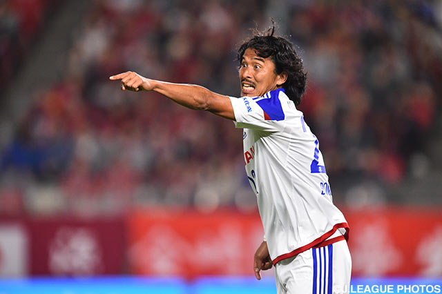 指示を飛ばす中澤 佑二（横浜FM）。高い集中力で最終ラインを統率する【明治安田Ｊ１ 1st 第12節 鹿島vs横浜FM】