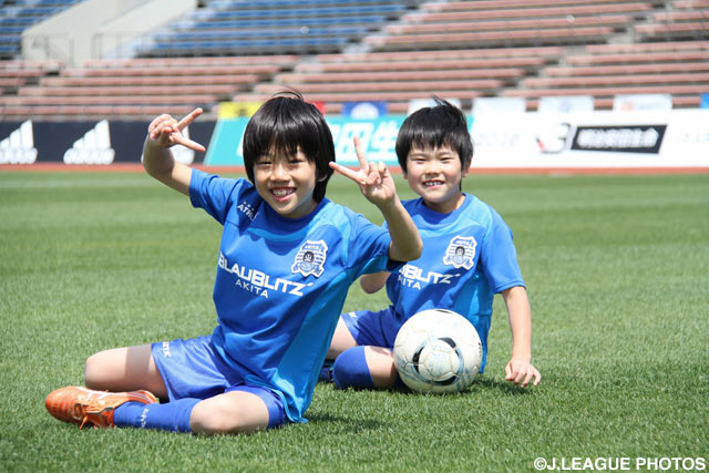 憧れのピッチで満面の笑みを浮かべる秋田ファンの少年達【明治安田Ｊ３ 第9節 秋田vs富山】