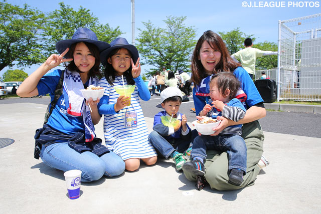 快晴・グルメ・笑顔！スタジアム観戦の楽しさが伝わります。【明治安田Ｊ２ 第13節 水戸vs札幌】